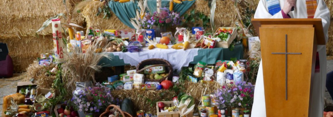 Erntedank Altar mit Erntegaben