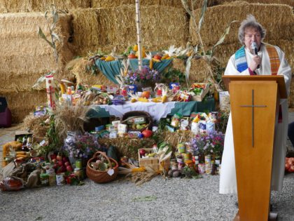 Erntedank Altar mit Erntegaben